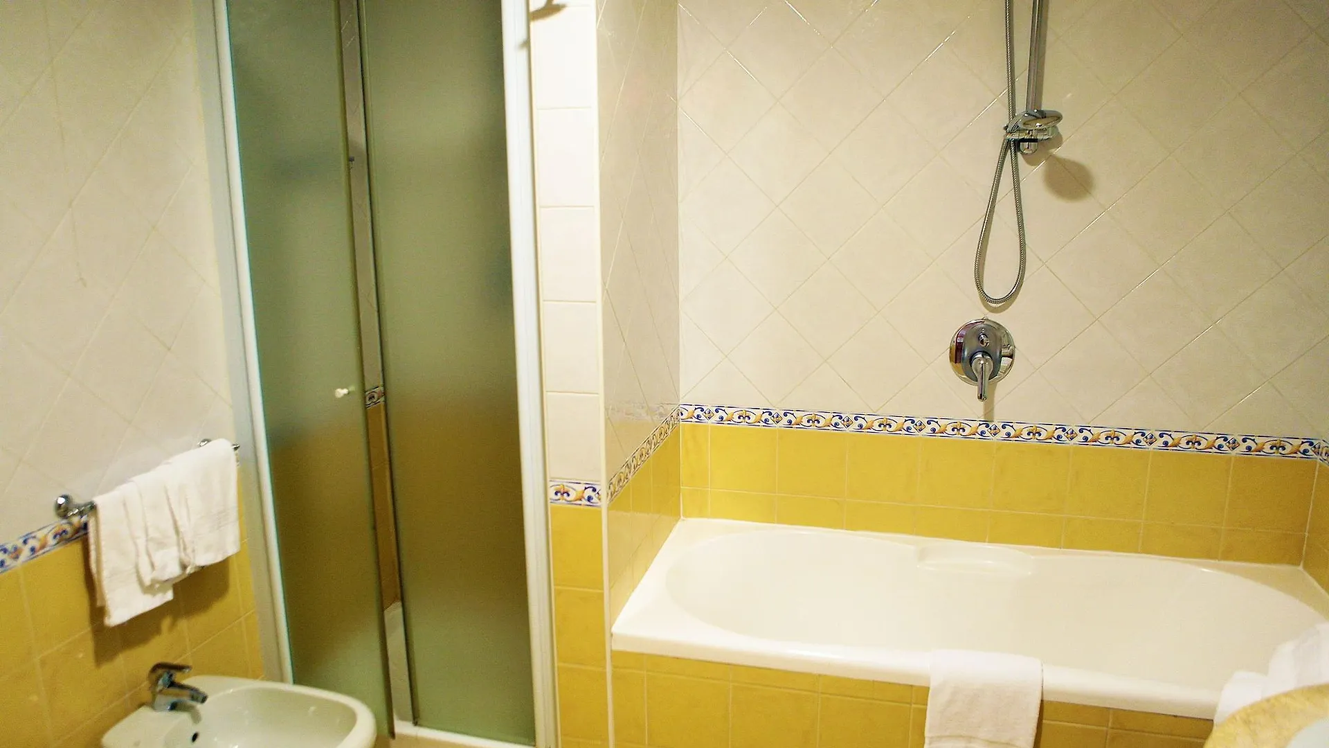 Hotel Futura Centro Congressi Naples 4*,