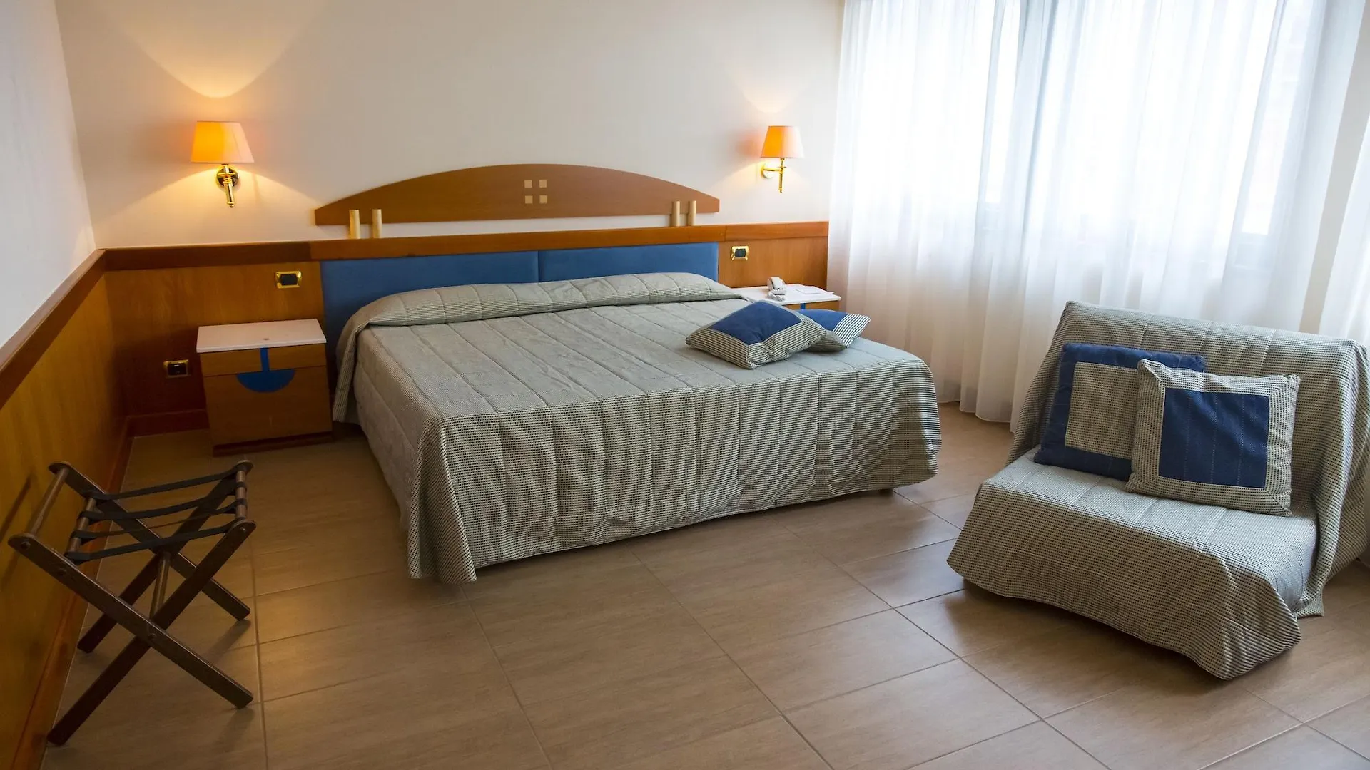 Hotel Futura Centro Congressi Naples 4*,